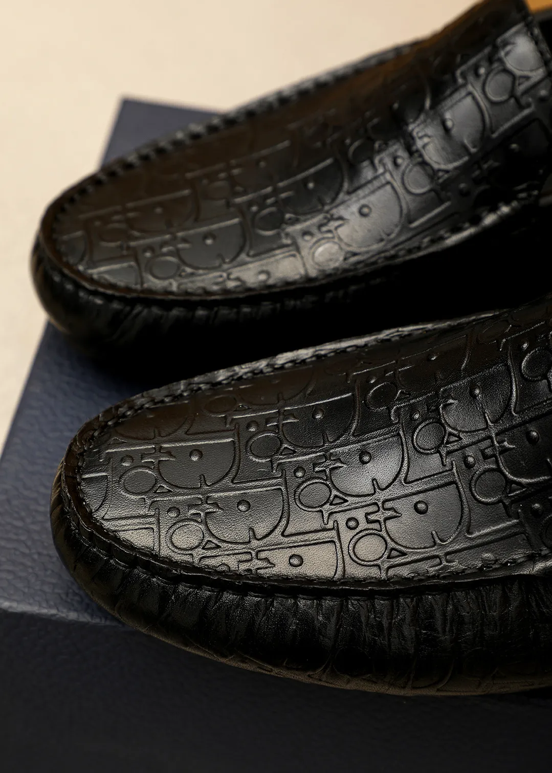 Men's shoes 💰420 💐 Product trademark: Dior "Dior" Doudou shoes Regular size: 38-44 (45🉑️customized) Product materials: Selected Italian imported first-layer calfskin embossed upper, imported water-dyed sheep 🐑 leather lining. Strong three-dimensional visual effect, original outsole color: 1⃣️color🉑️select